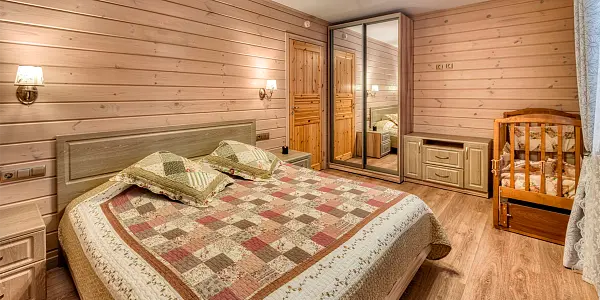 Дом с камином и кухней