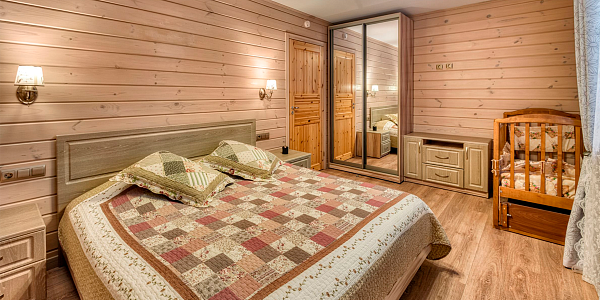 Дом с камином и кухней